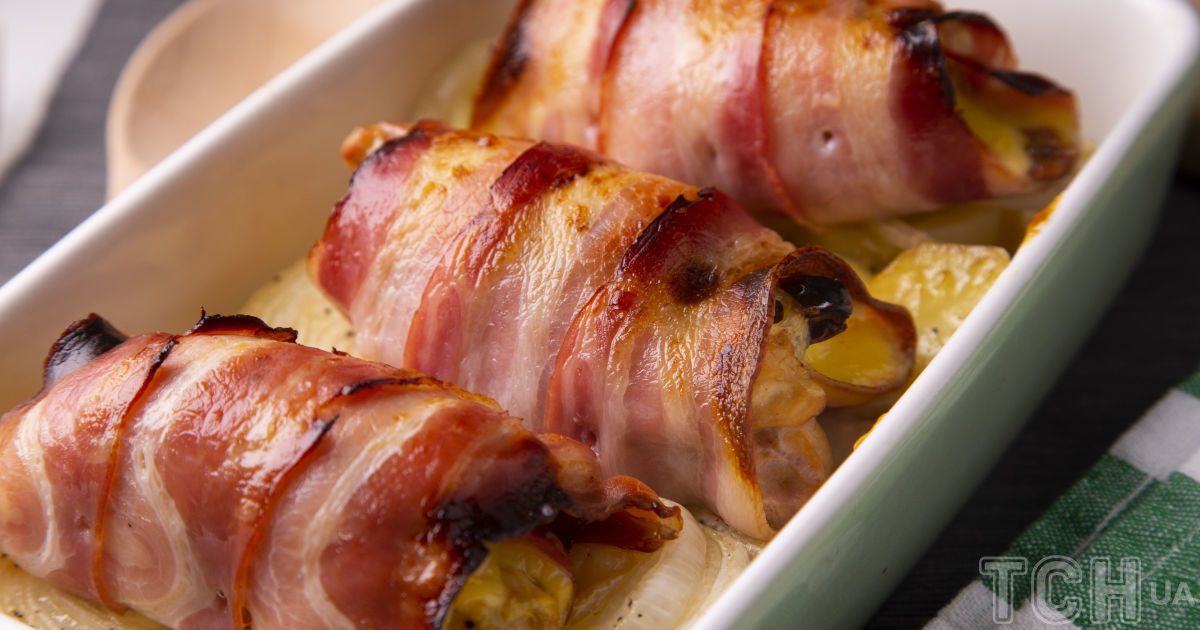 Курячі рулети з в'яленими томатами та сиром у беконі