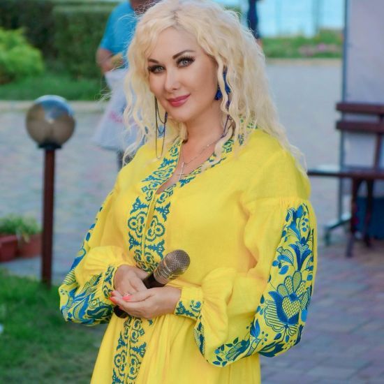 Екатерина Бужинская в сине-желтом платье-вышиванке выступила на ...