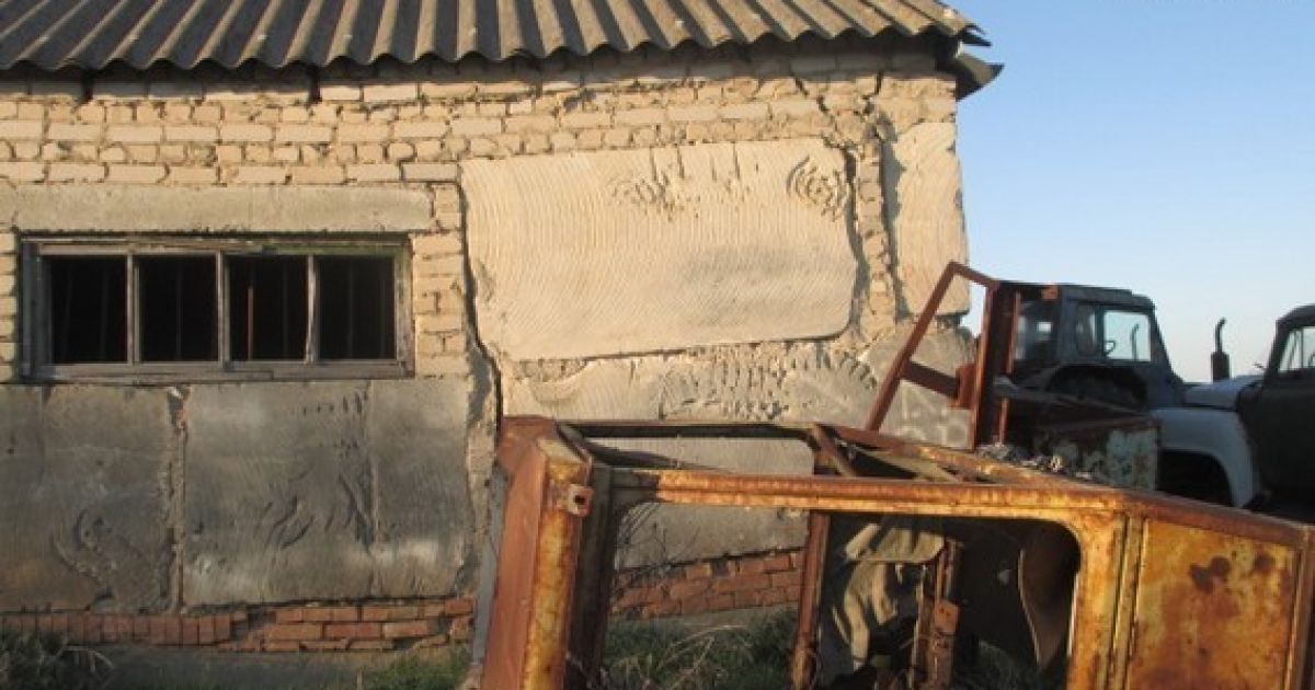 На Запоріжжі фермер тримав місцеве подружжя на ланцюгу у покинутому ангарі
