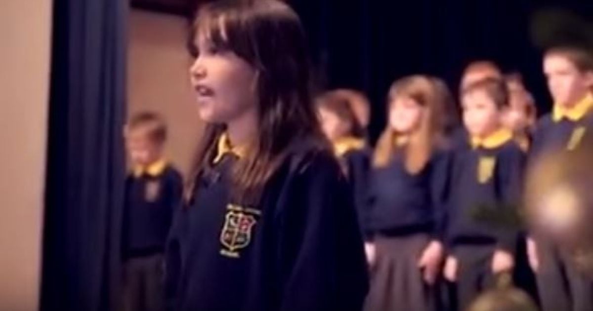 Юзеров растрогало видео 10-летней девочки, больной аутизмом, исполнившей легендарную песню "Аллилуйя"