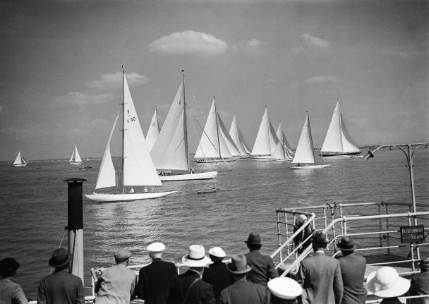Толпа наблюдает за парусными яхтами на острове Уайт в Англии 31 июля 1935. / © Associated Press