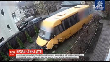 Под Киевом маршрутка после столкновения с легковушкой выехала в ворота частного дома