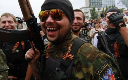 Погрожуючи зброєю, бойовики нахабно грабують жителів Донеччини – Тимчук