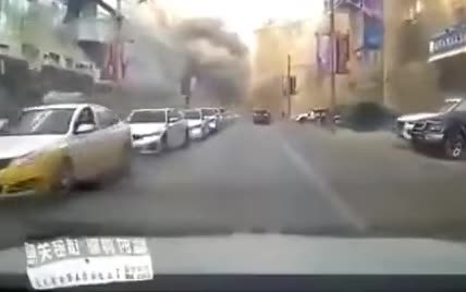В Сети появилось видео мощного взрыва в ресторане в Китае
