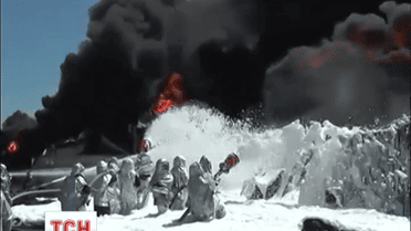 На нефтебазе под Киевом догорает последний резервуар с топливом