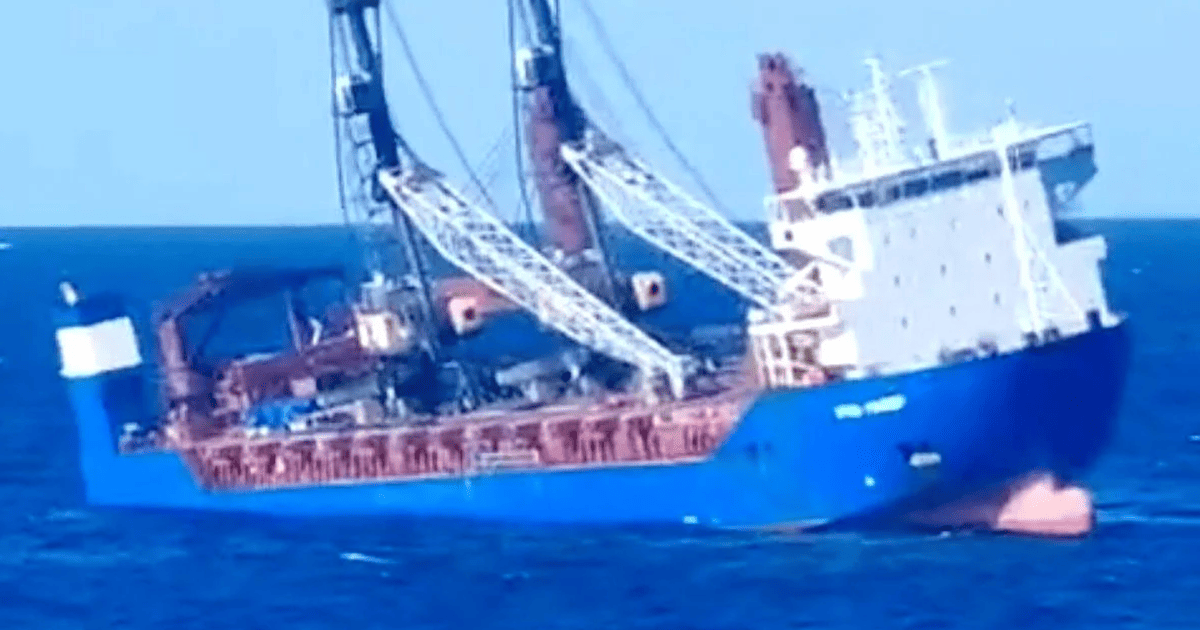 Вантажне судно "Урса Мейджор" з вимкненими двигунами та креном на правий борт на фотографії, зробленій рятувальними службами