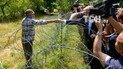 Во время визита в Грузию Порошенко через колючую проволоку пожал руку грузину на оккупированной РФ территории