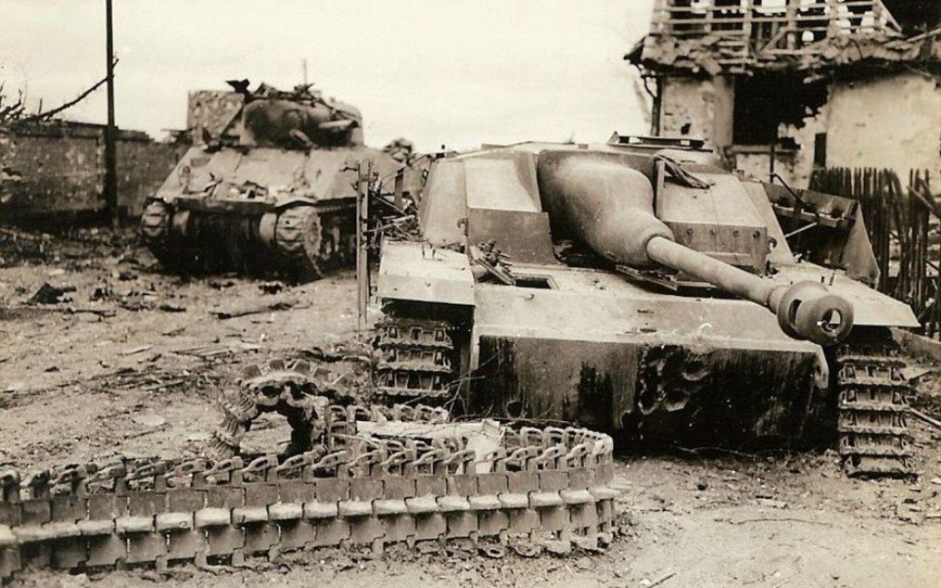 Выведен из строя американский танк. А рядом с ним подбитый танк немецкой армии. / © Argunners