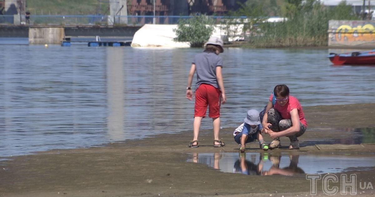 Зрительно, на разных участках вода, отошла на пляжах от полуметра и вплоть до десяти.
