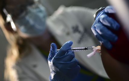 Еще одна страна начала испытания на людях собственной вакцины против COVID-19
