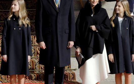 В белом платье и черном кейпе: королева Летиция на торжественной церемонии
