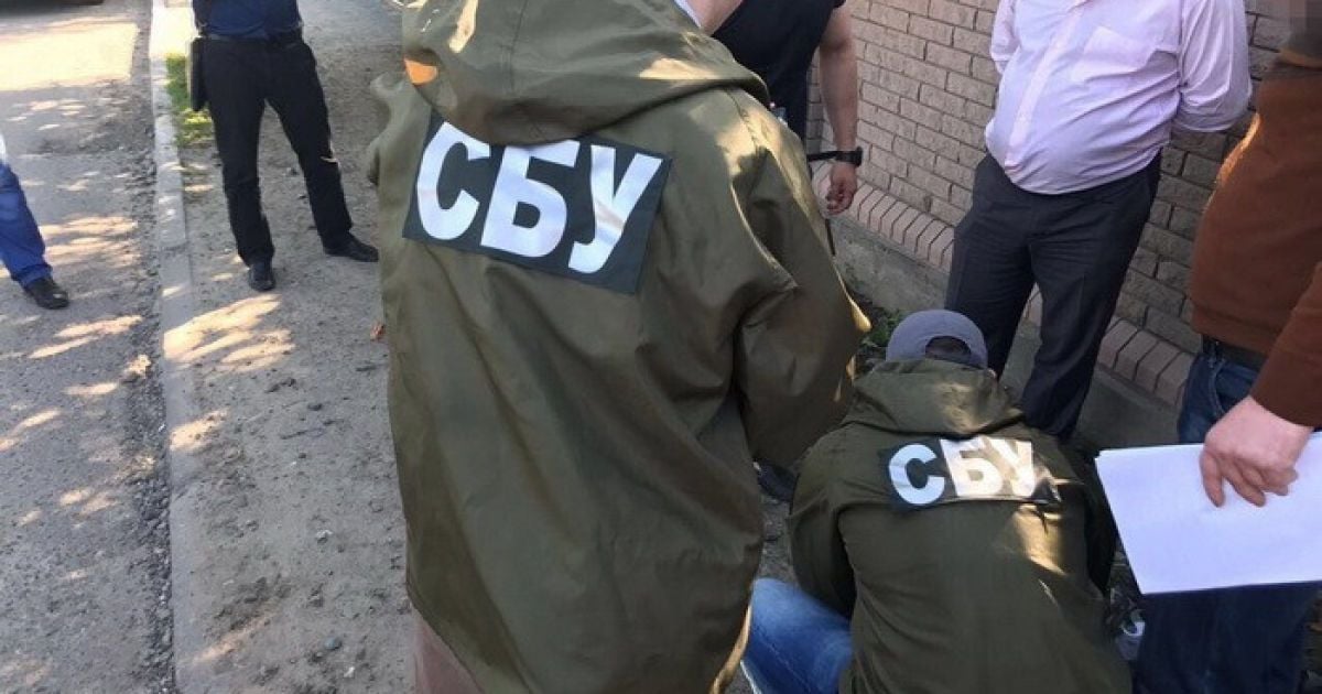 На Буковині затримали слідчого поліції під час отримання хабара у $ 3 тисячі