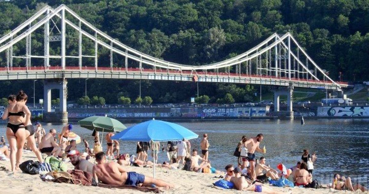 Кияни масово відпочивають на пляжах міста: де купатися безпечно (фото)