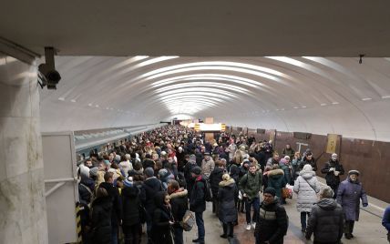 Давки и очереди на вход в подземку: в московском метро произошли сбои сразу на двух ветках