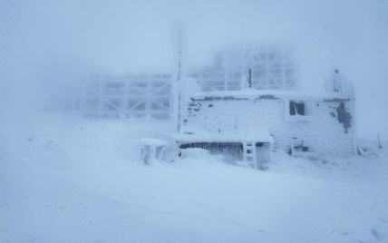 На вершині гори у Карпатах станцію рятувальників замело снігом: оголошено штормове попередження (фото)