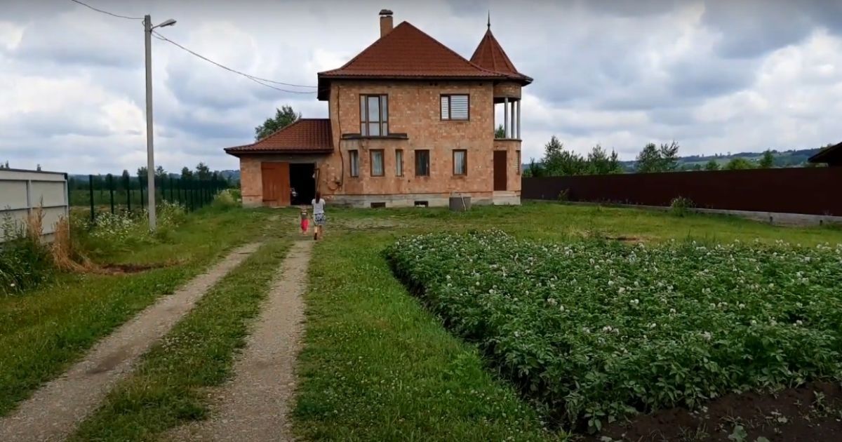 В селе на Буковине молодожены и многодетные семьи застраивают Молодежную улицу: видео
