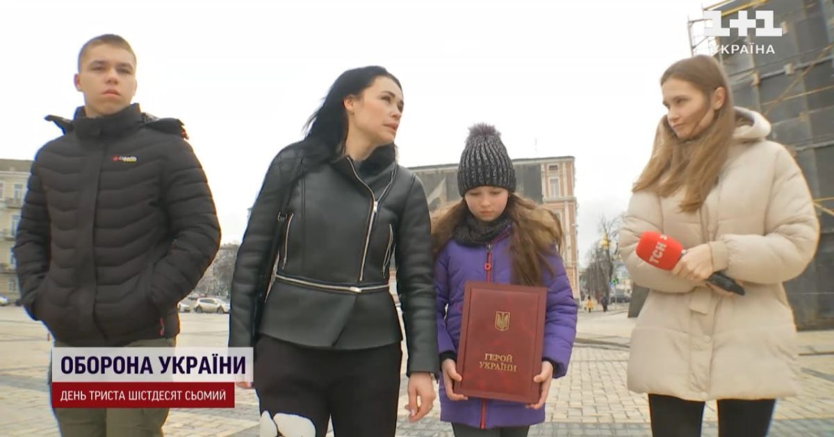 Діти загиблого бійця, фото з браслетом якого облетіло весь світ, отримали з рук президента відзнаку для батька