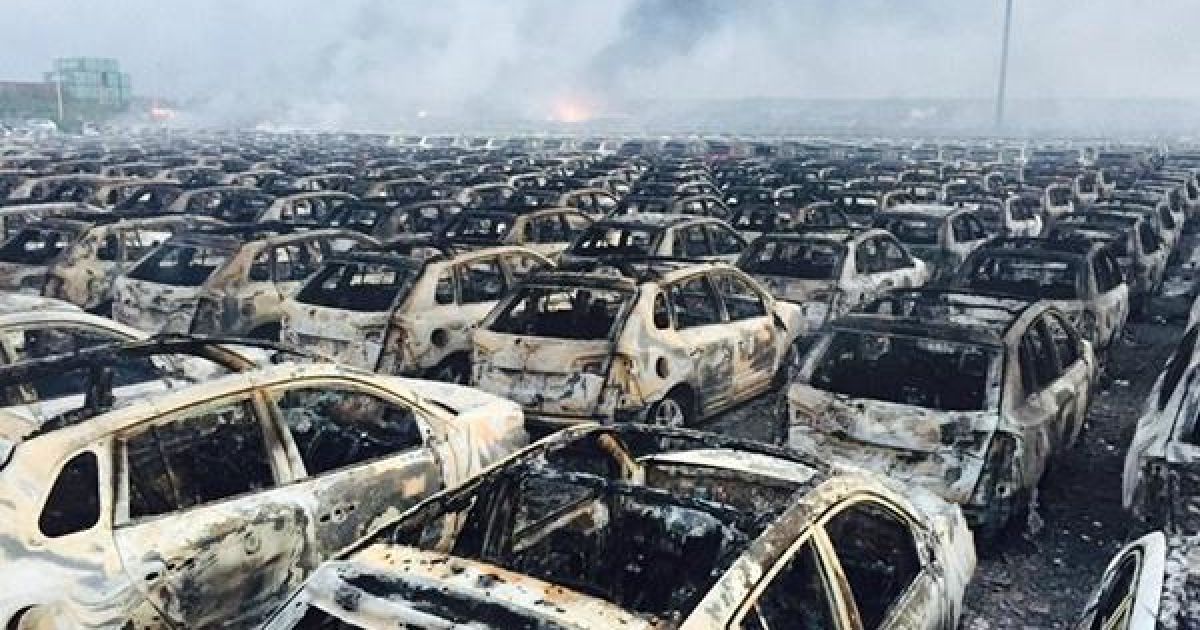 Огонь уничтожил около тысячи новых машин Renault. / © twitter.com/shanghaiist
