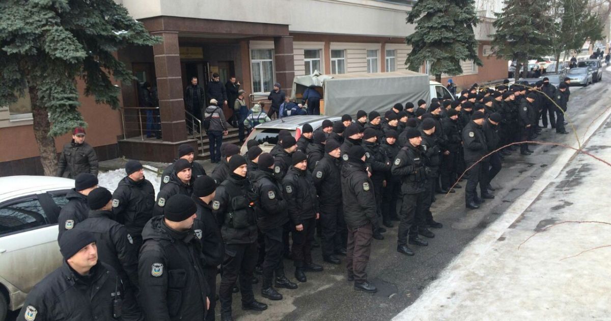 В Киеве правоохранители устроили молчаливый флешмоб возле суда, отпустившего стрелка по полицейскому