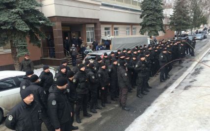 В Киеве правоохранители устроили молчаливый флешмоб возле суда, отпустившего стрелка по полицейскому
