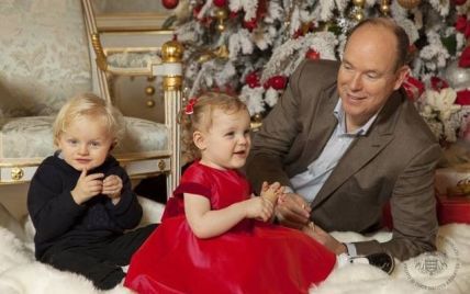 Как это мило: рождественская фотосессия князя Альбера II с супругой Шарлин и детьми