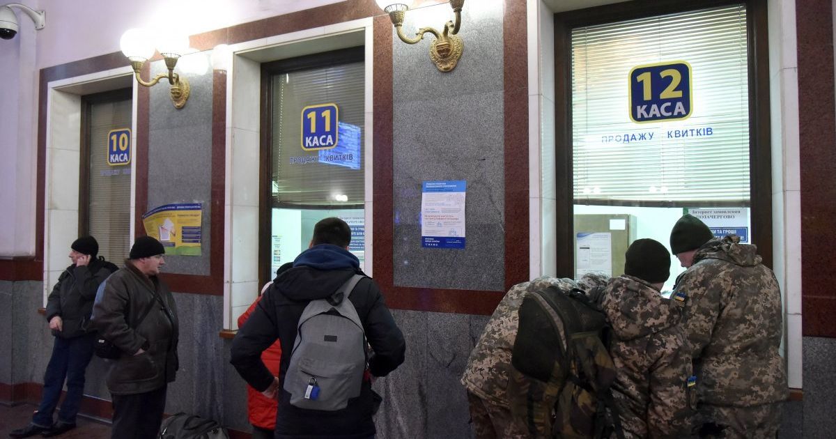 "Укрзализныця" на месяц отменила возврат билетов через Интернет