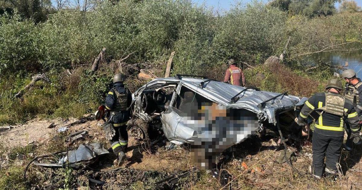 A damaged car in Kupiansk after the attack by the occupiers. / Photo: Oleh Synegubov