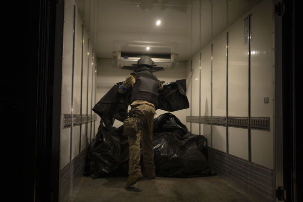 Член команди Юкова збирає тіла / © Associated Press