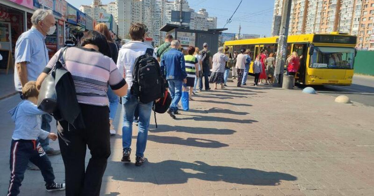 Черги на автобус на Оболоні