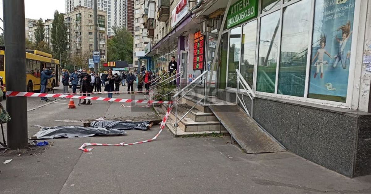 У Києві мати з донькою випали з вікна дев'ятого поверху: з'явилося відео