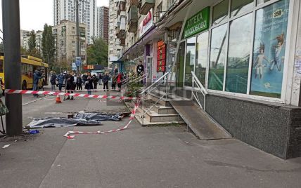 У Києві мати з донькою випали з вікна дев'ятого поверху: з'явилося відео