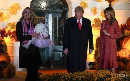 У чорному пальті і з маленькою донькою на руках: прессекретарка Трампа на святі Геловіну