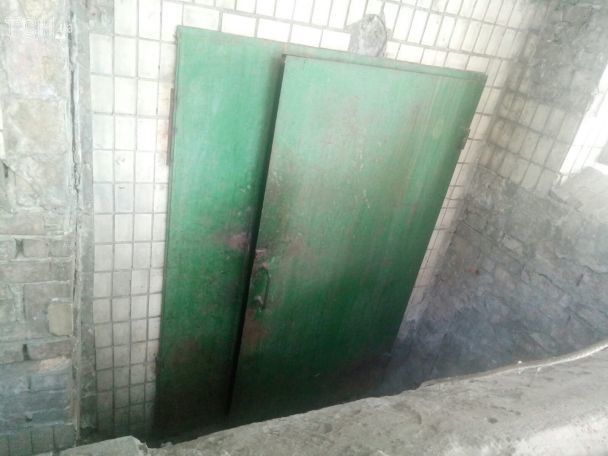 Двері до підвалу, каже волонтерка, були зачиненими, а його речі вже розкрадали, коли він ще був у лікарні.