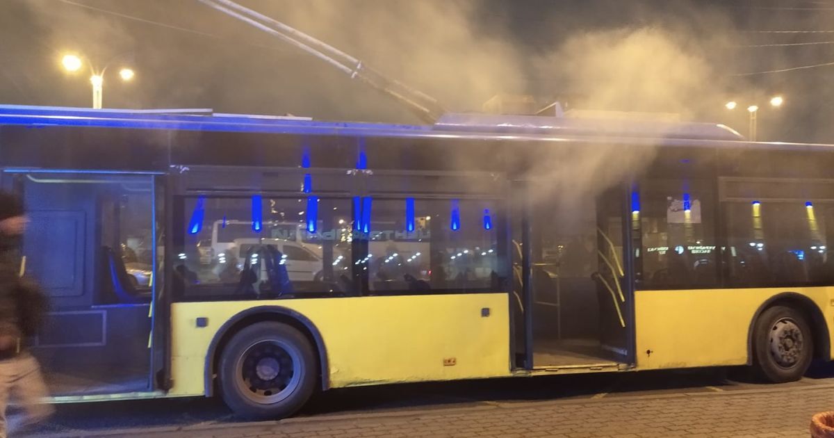 На привокзальній площі Києва загорівся тролейбус