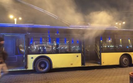 На привокзальной площади Киева загорелся троллейбус