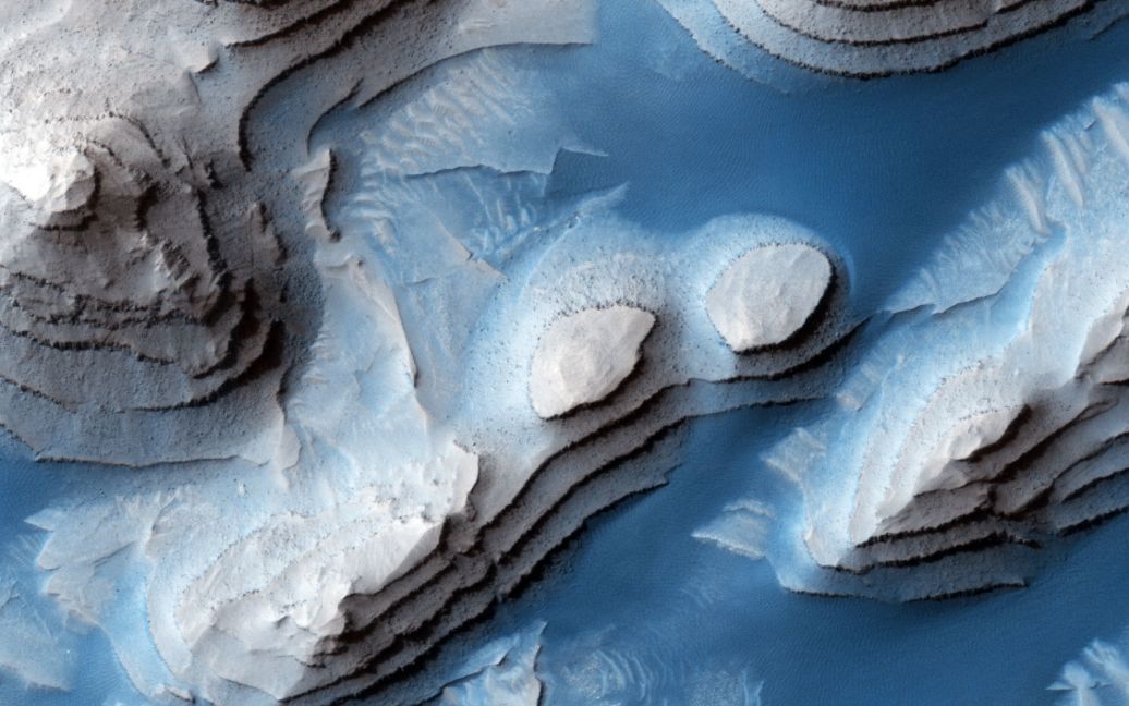 Орбитальный аппарат делает крупномасштабные фотографии марсианской поверхности. / © NASA
