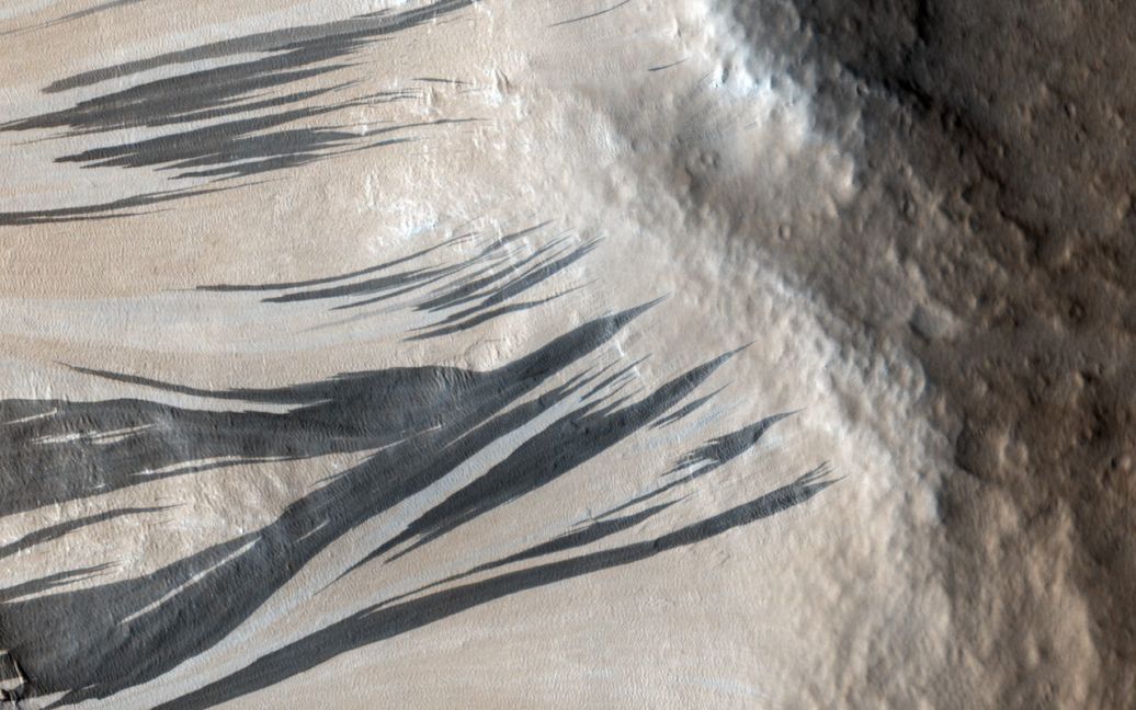 Фото сделаны с помощью зонда Mars Reconnaissance Orbiter. / © NASA