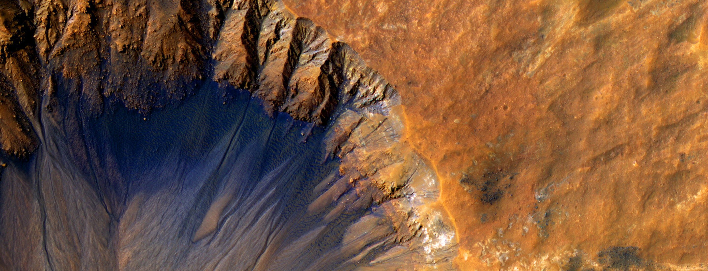 Орбитальный аппарат делает крупномасштабные фотографии марсианской поверхности. / © NASA