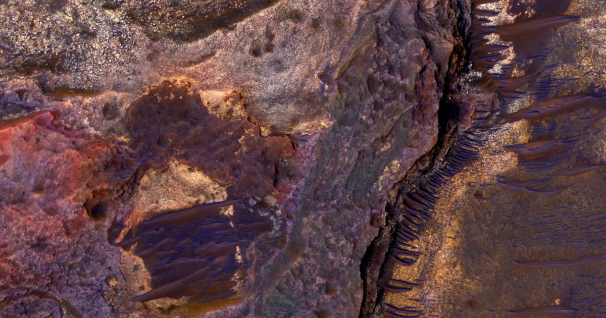 MRO досліджує наявність води на червоній планеті. / © NASA