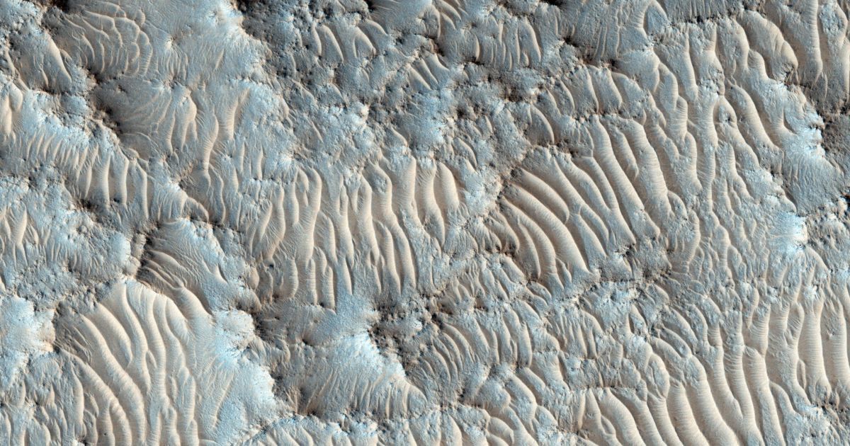 Орбітальний апарат аналізує мінерали і шукає підземну воду. / © NASA