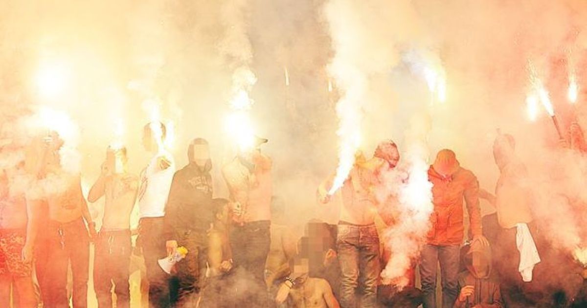 Футбольні фанати влаштували масову бійку у Києві