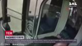 Автобус влетів в озеро: карколомну аварію зафіксували камери спостереження