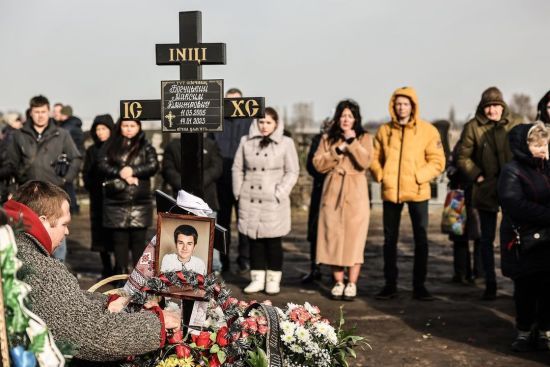 Єдине, що залишилося – фартух: у Дніпрі поховали 17-річного хлопця, який загинув від ракети росіян