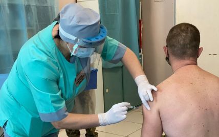 Вакцинация в зоне ООС: сколько бойцов получили прививки от COVID-19