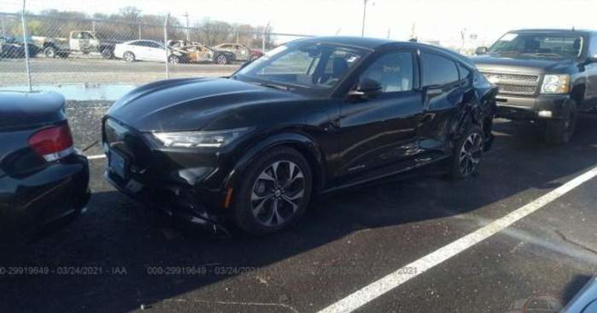 Не проехал и 2 тысяч км: в США на аукционе продали разбитый электрокроссовер Ford, который недавно приобрели