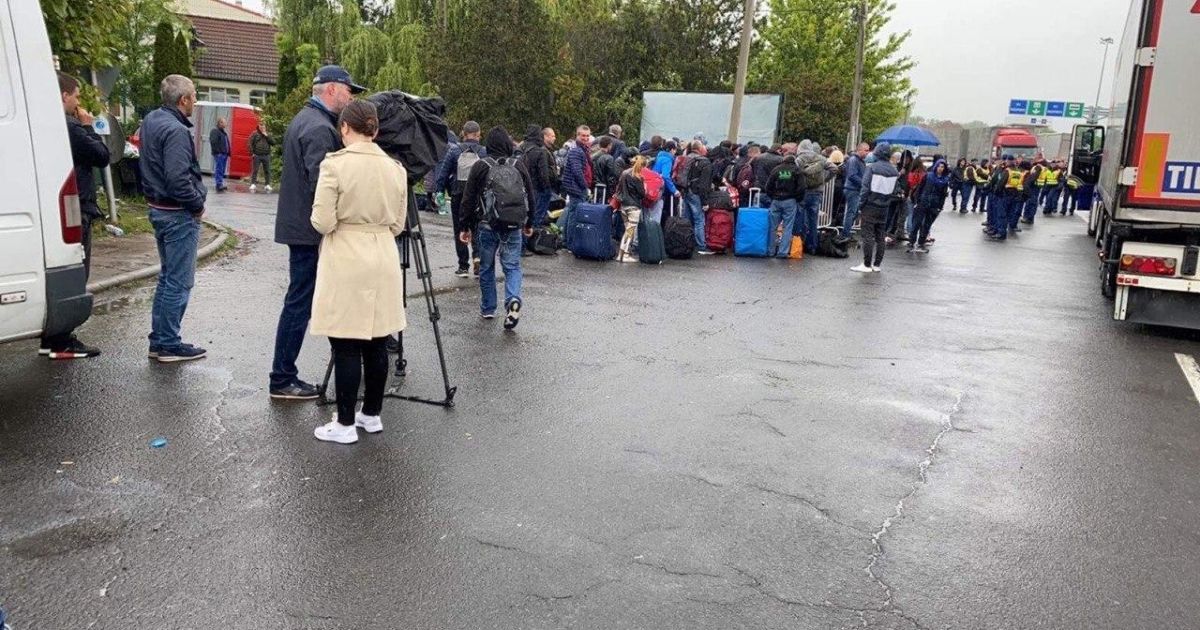 На кордоні з Угорщиною — кілометрові черги: українці кажуть, що дві доби не можуть потрапити додому