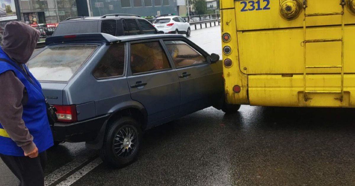 У Києві на проспекті Перемоги автівка ВАЗ в'їхала у тролейбус