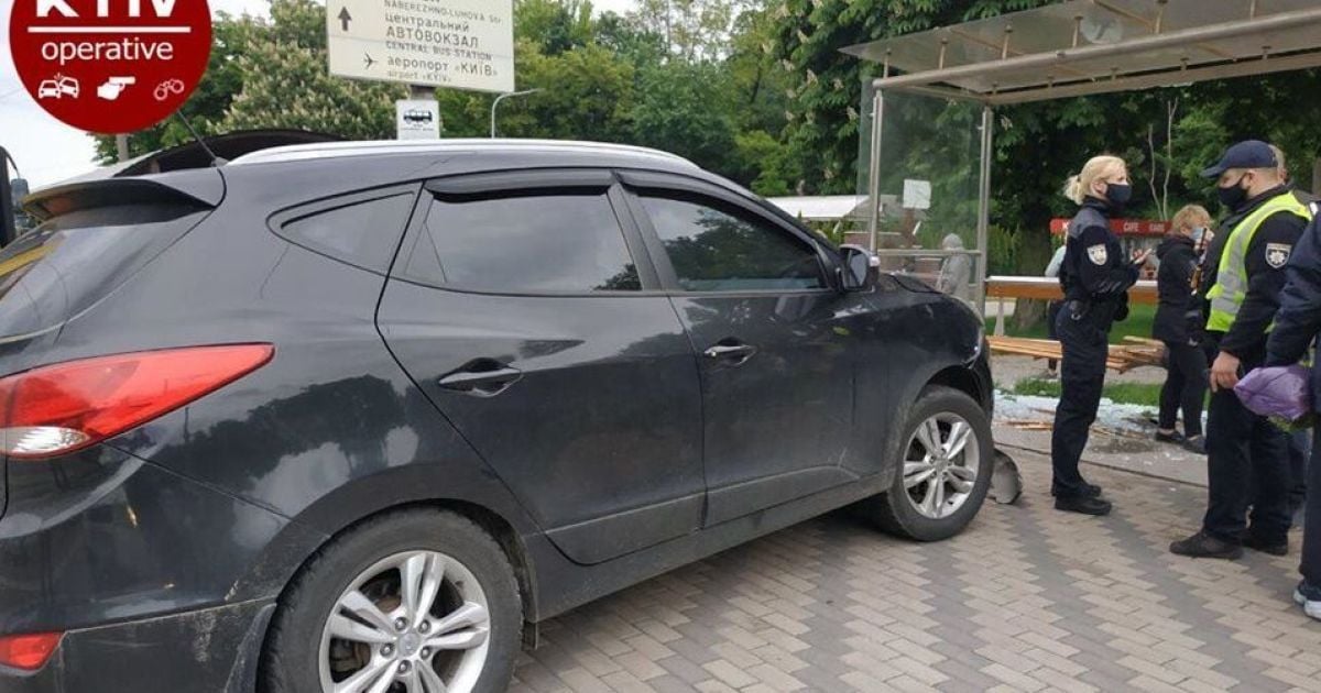 В Киеве авто влетело в остановку с людьми, есть пострадавшие