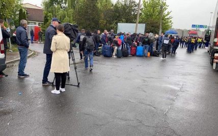 На границе с Венгрией — километровые очереди: украинцы говорят, что двое суток не могут попасть домой