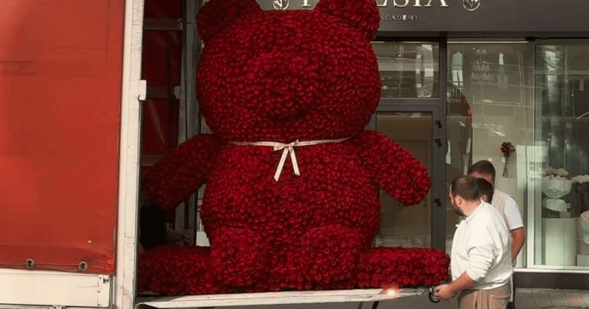 Ведмідь з троянд